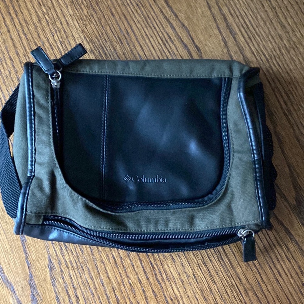 COLUMBIA TOILETRY BAG .